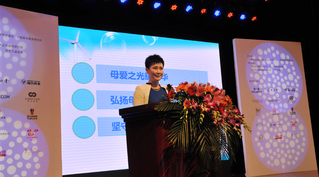 李小琳出席“中華母愛論壇”，接受新華網(wǎng)專訪