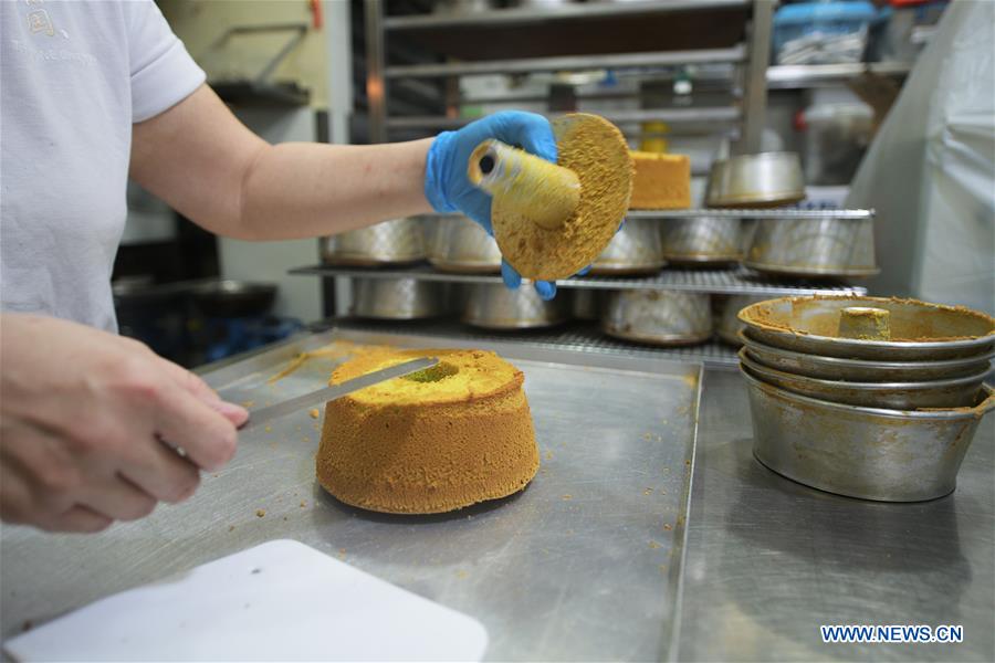 SINGAPORE-PANDAN CAKE-MAKING