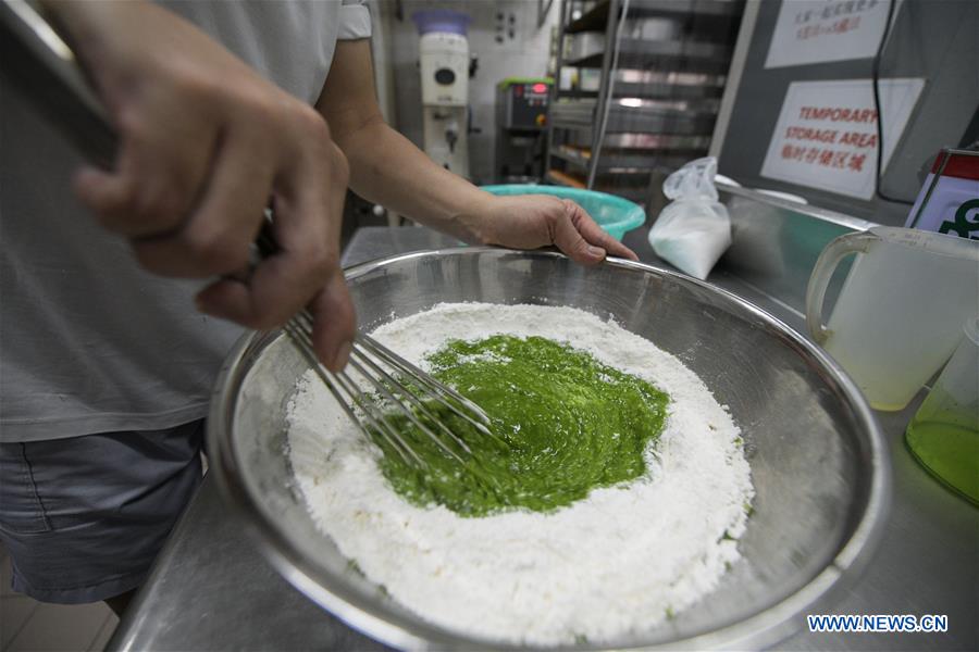 SINGAPORE-PANDAN CAKE-MAKING
