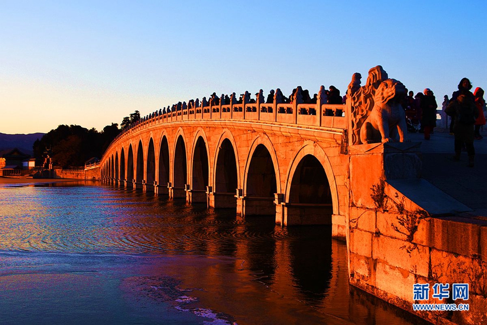 夕陽(yáng)染紅了昆明湖