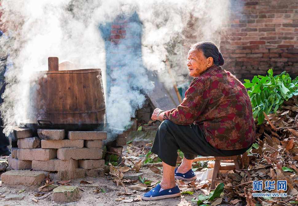 勤勞的牛過(guò)蓢古村女人
