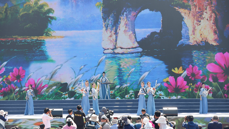 花語(yǔ)湖畔、香動(dòng)凌源 女子水晶樂(lè)坊亮相第五屆中國(guó)凌源百合節(jié)