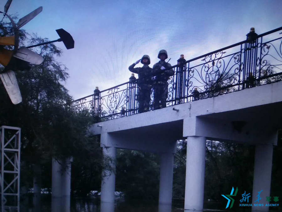 &uarr;中秋佳節(jié)，珍寶島的官兵在洪水中的堅守。