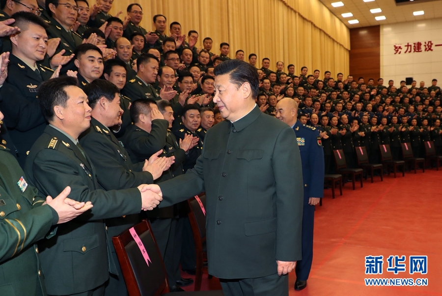 1月23日，習(xí)近平專程來到陸軍第65集團(tuán)軍，深入基層連隊(duì)，看望慰問官兵，代表黨中央和中央軍委，向全軍指戰(zhàn)員、武警部隊(duì)官兵、民兵預(yù)備役人員致以誠摯問候和新春祝福。這是習(xí)近平親切接見駐張家口部隊(duì)師以上領(lǐng)導(dǎo)干部和團(tuán)級單位主官。新華社記者李剛攝