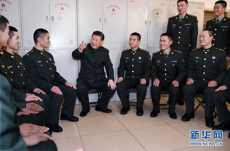 1月23日，習(xí)近平專程來到陸軍第65集團(tuán)軍，深入基層連隊(duì)，看望慰問官兵，代表黨中央和中央軍委，向全軍指戰(zhàn)員、武警部隊(duì)官兵、民兵預(yù)備役人員致以誠摯問候和新春祝福。這是習(xí)近平在該集團(tuán)軍“大功三連”同官兵親切交談。新華社記者李剛攝
