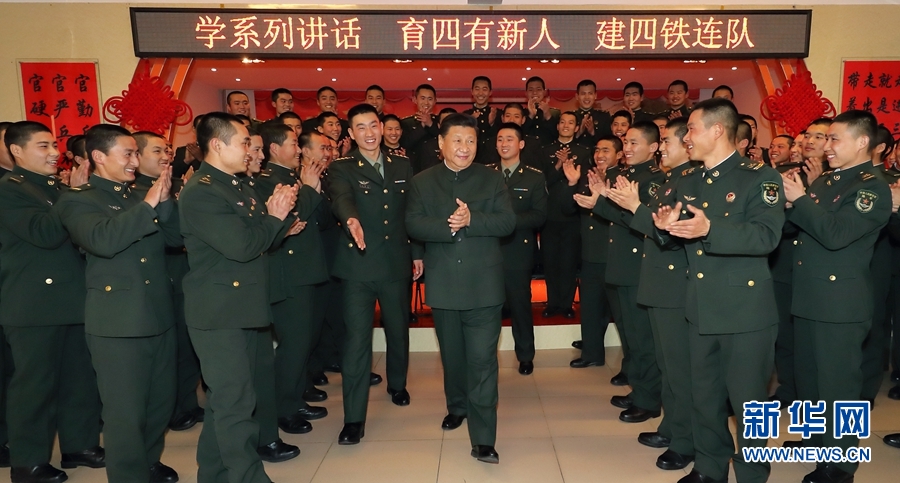 1月23日，習(xí)近平專程來到陸軍第65集團(tuán)軍，深入基層連隊(duì)，看望慰問官兵，代表黨中央和中央軍委，向全軍指戰(zhàn)員、武警部隊(duì)官兵、民兵預(yù)備役人員致以誠摯問候和新春祝福。這是習(xí)近平在該集團(tuán)軍“大功三連”同官兵在一起。新華社記者李剛攝
