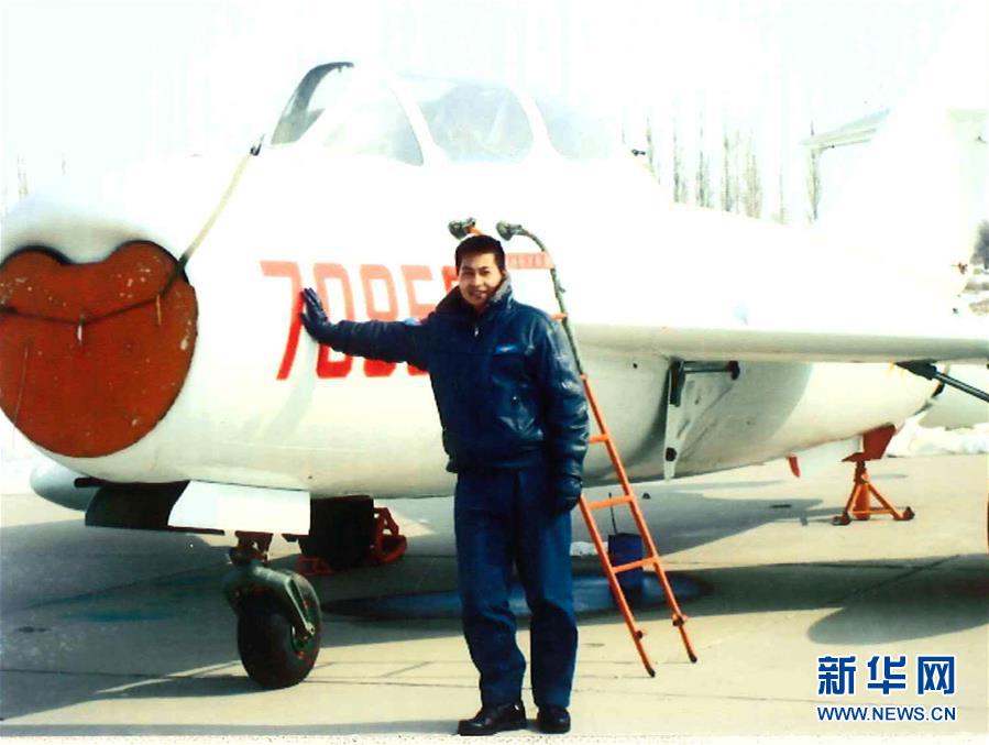 （建軍90周年·英雄·圖文互動(dòng)）（3）聽，渤海灣有風(fēng)吹過來——追記海軍某艦載航空兵部隊(duì)一級(jí)飛行員張超