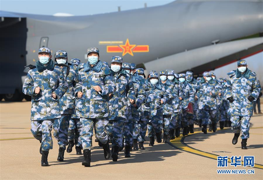 （聚焦疫情防控·圖文互動(dòng)）（9）空軍第四次向武漢大規(guī)?？者\(yùn)醫(yī)療隊(duì)員和物資