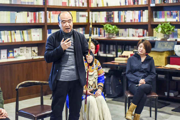 劉文濤：通過對每件兵器的復制，我們了解兵器造型與兵器制作的手藝，實現(xiàn)與古人的對話。