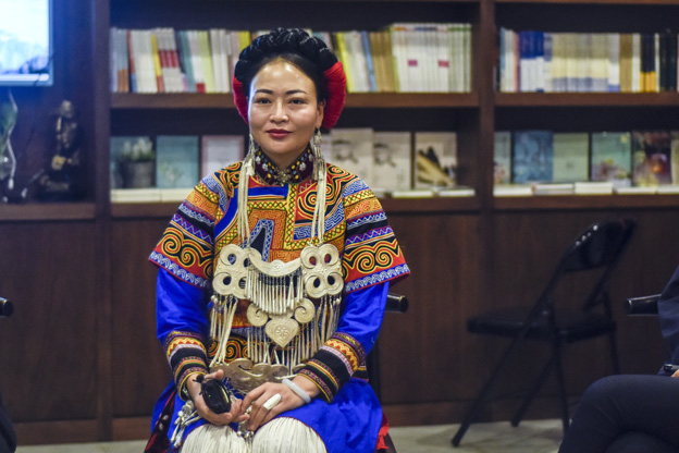 阿牛阿呷：對彝族姑娘來說，胎教就是彝族的刺繡文化，但是當我們走出來，我們覺得我們對其他支系的服飾知識了解太少了，需要學習的很多，所以開辦了這個專業(yè)。