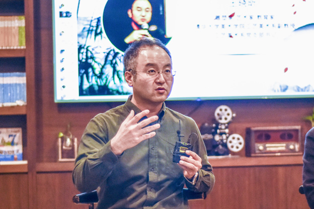王曉昕：語言問題其實是非遺傳承所面臨的一個普遍問題。非遺傳承人可能有很好的技藝，但是因為語言問題沒有辦法與外面的人交流，就失去了傳承的機會。