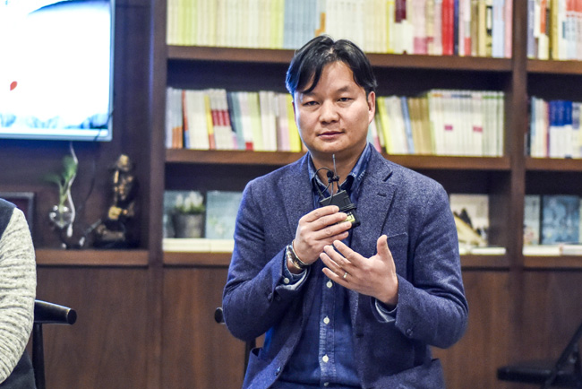 丁大為：烏銅走銀有三百年的歷史了，是云南地區(qū)獨有的技藝。這門技藝入門大概需要3年，學成需要20年。用語言去表達它其實是很難的。