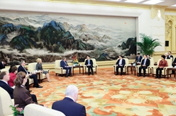 韓正會見中俄友好、和平與發(fā)展委員會第十四次全體會議與會代表