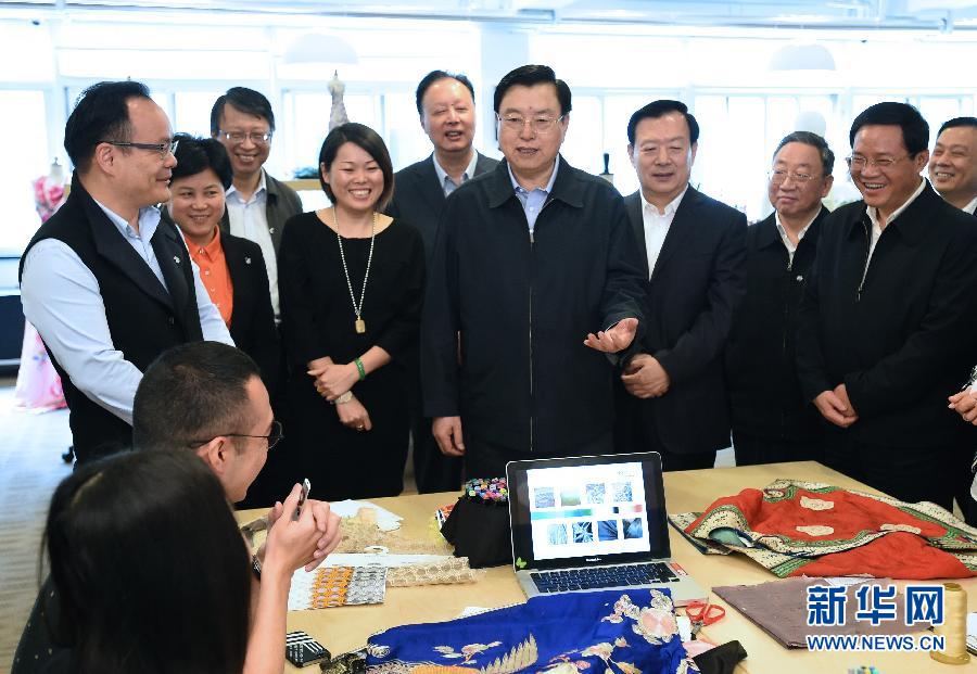 5月8日至11日，中共中央政治局常委、全國(guó)人大常委會(huì)委員長(zhǎng)張德江在浙江調(diào)研。這是5月9日，張德江來到位于嘉興市的雅瑩服裝有限公司，了解公司的服裝設(shè)計(jì)、生產(chǎn)和銷售情況。新華社記者 馬占成 攝 