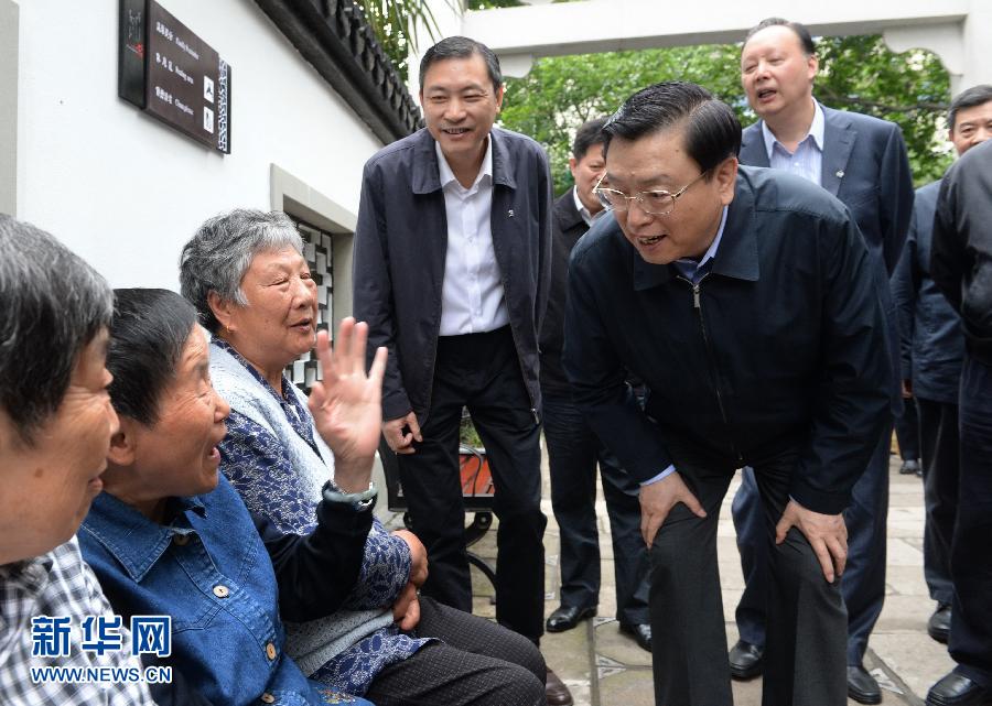 這是5月10日，張德江來到杭州市小營(yíng)街道調(diào)研，并與市民親切交談。新華社記者 馬占成 攝 