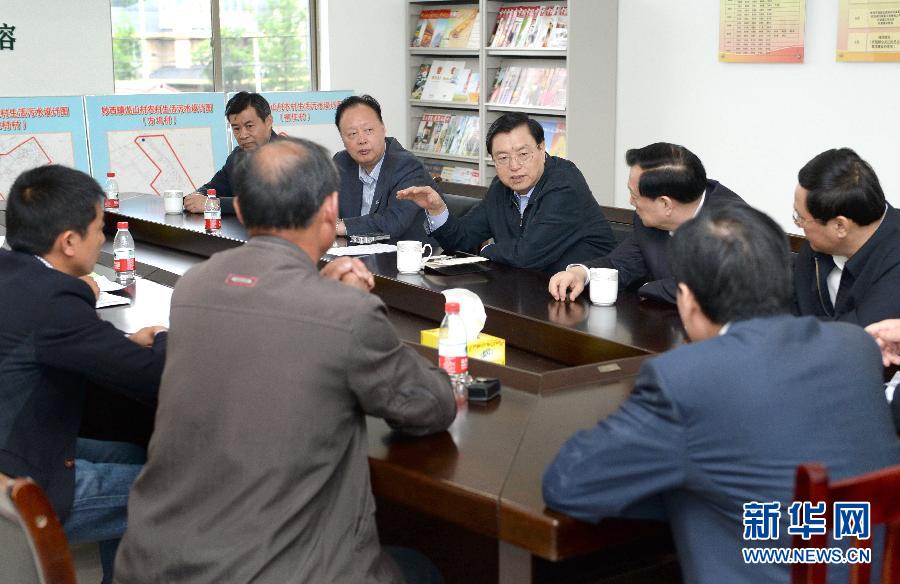 這是5月9日，張德江到湖州市妙西鎮(zhèn)調(diào)研，與基層人大代表座談。新華社記者 馬占成 攝 