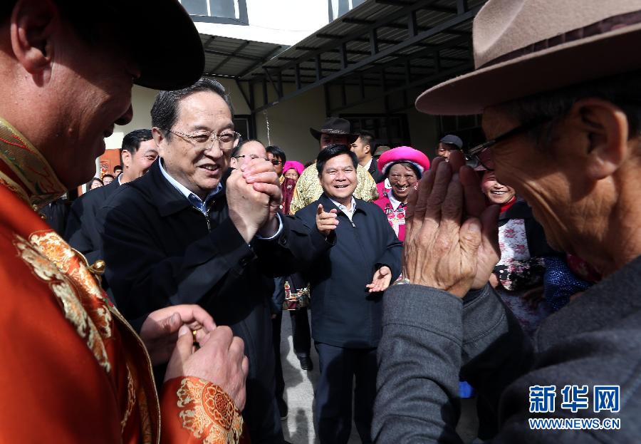 這是5月16日，俞正聲在香格里拉縣建塘鎮(zhèn)金龍社區(qū)與居民們親切交談。 新華社記者 劉衛(wèi)兵 攝