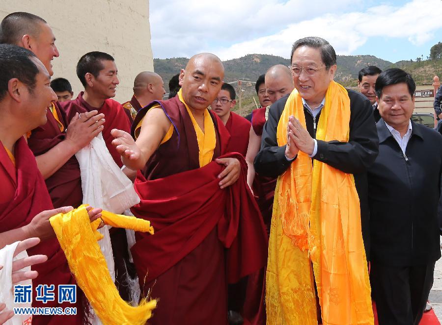 這是5月16日，俞正聲在松贊林寺看望宗教界人士。 新華社記者 劉衛(wèi)兵 攝