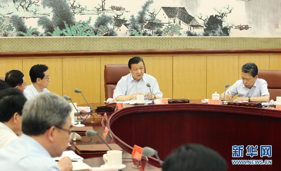 6月24日，中共中央政治局常委、中央黨的群眾路線教育實(shí)踐活動(dòng)領(lǐng)導(dǎo)小組組長(zhǎng)劉云山在北京主持召開中央黨的群眾路線教育實(shí)踐活動(dòng)領(lǐng)導(dǎo)小組會(huì)議。新華社記者 姚大偉 攝 