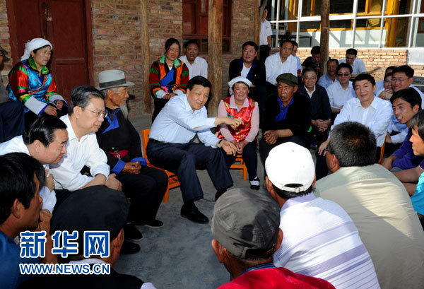 這是7月17日，劉云山在海東市互助土族自治縣東山鄉(xiāng)白牙合村同基層干部群眾座談。新華社記者 饒愛民 攝 