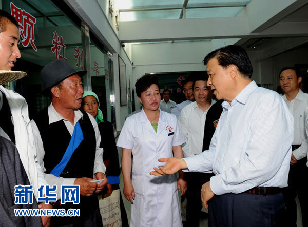 這是7月17日，劉云山在海東市互助土族自治縣中醫(yī)院調(diào)研。新華社記者 饒愛民 攝