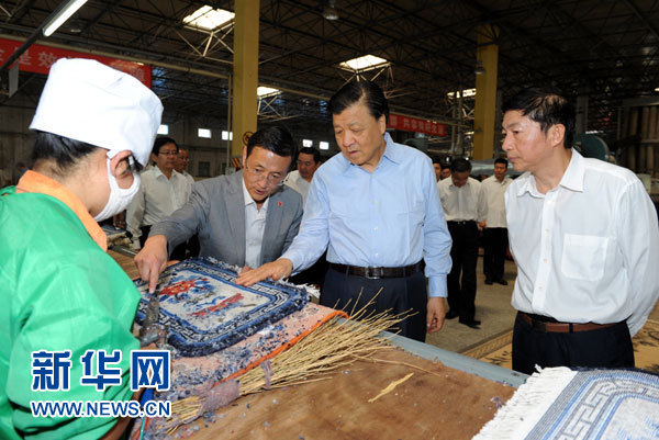這是7月18日，劉云山在青海藏羊地毯集團(tuán)有限公司調(diào)研。新華社記者 饒愛民 攝