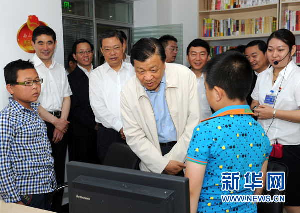 7月17日至19日，中共中央政治局常委、中央書記處書記劉云山在青海調(diào)研。這是7月18日，劉云山在西寧市南山西社區(qū)調(diào)研。 新華社記者饒愛民 攝