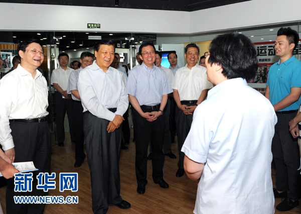 這是7月22日，劉云山在上海市靜安區(qū)就樓宇黨建工作進(jìn)行調(diào)研。新華社記者 饒愛民 攝 