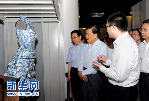 這是7月22日，劉云山在上海國家對外文化貿(mào)易基地調(diào)研。新華社記者 饒愛民 攝 