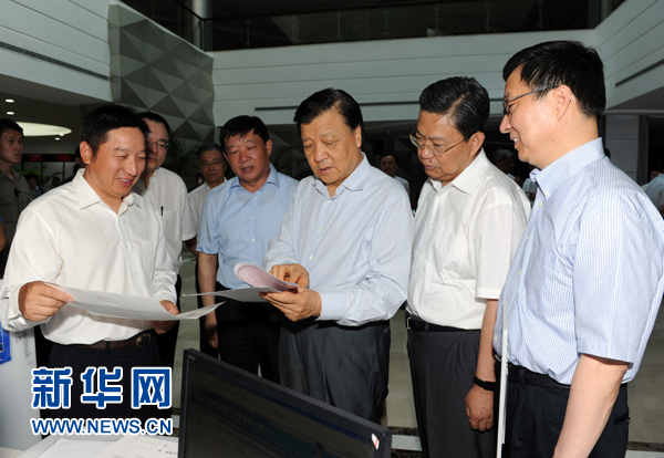  7月22日至23日，中共中央政治局常委、中央書記處書記劉云山在上海調(diào)研。這是7月22日，劉云山在中國（上海）自貿(mào)試驗區(qū)外高橋綜合服務(wù)大廳調(diào)研。新華社記者 饒愛民 攝 