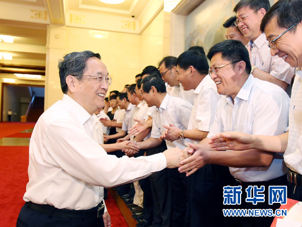 會(huì)前，俞正聲、張高麗接見援藏干部代表，向參加對口支援西藏工作的各地區(qū)各部門各單位和廣大援藏干部表示誠摯問候。新華社記者 姚大偉 攝