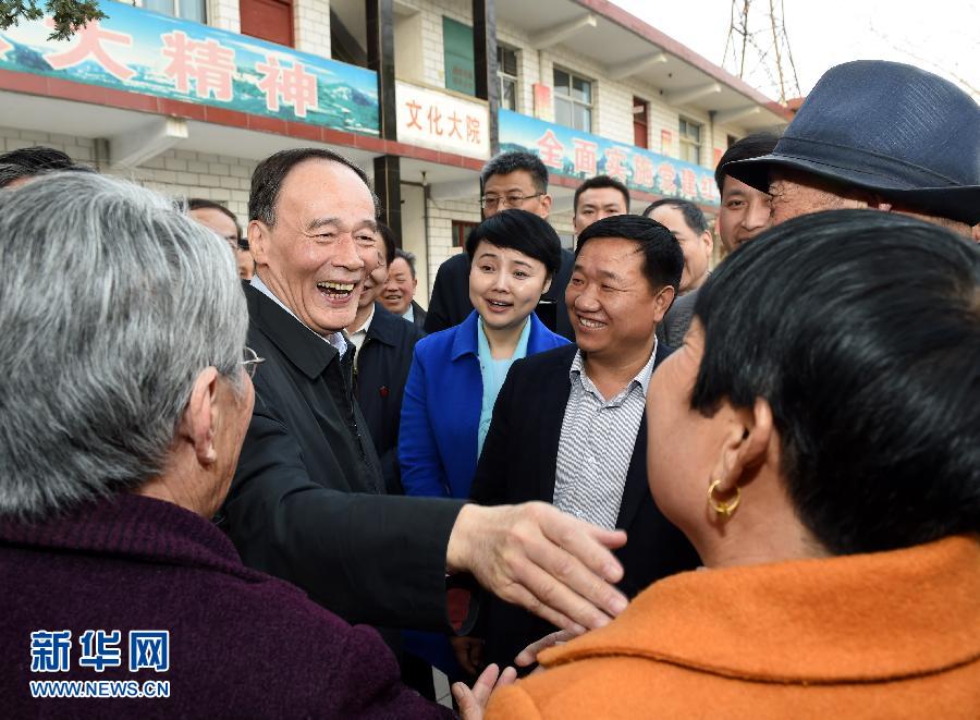 3月27日至28日，中共中央政治局常委、中央紀(jì)委書記王岐山到河南省調(diào)研，并主持召開座談會。這是3月27日王岐山在河南林州姚村鎮(zhèn)馮家口村同村民親切交談。 新華社記者 饒愛民 攝