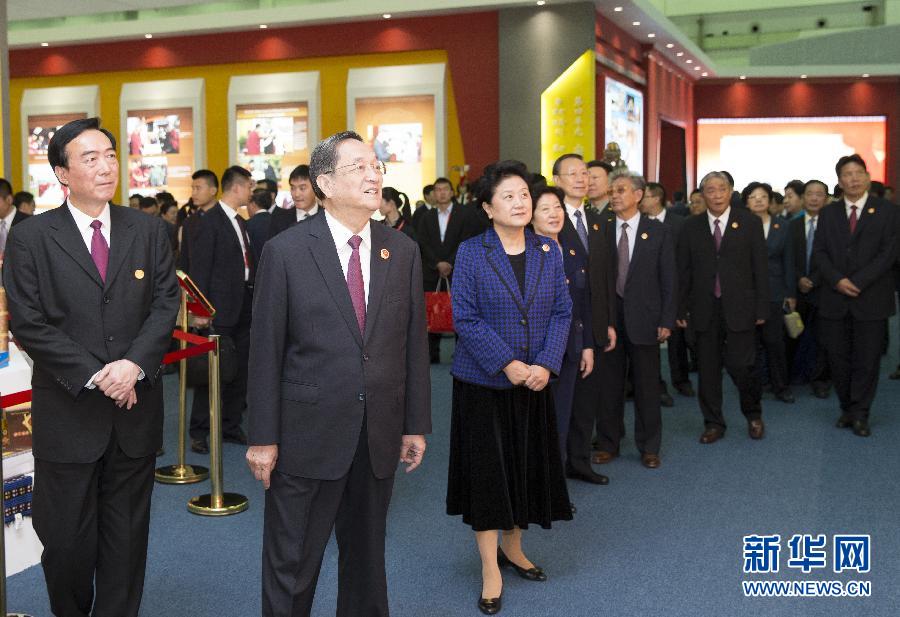 9月7日，中共中央政治局常委、全國(guó)政協(xié)主席、中央代表團(tuán)團(tuán)長(zhǎng)俞正聲率代表團(tuán)全體成員來(lái)到拉薩西藏會(huì)展中心，出席《圓夢(mèng)中國(guó)西藏華章——西藏自治區(qū)成立50年成就展》開(kāi)幕式并參觀展覽。 新華社記者 黃敬文 攝 