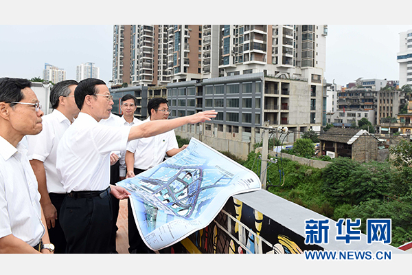 9月16日至18日，中共中央政治局常委、國務(wù)院副總理張高麗在廣西調(diào)研。這是9月16日，張高麗實地考察南寧水街棚戶區(qū)改造項目現(xiàn)場。 新華社記者張鐸攝 