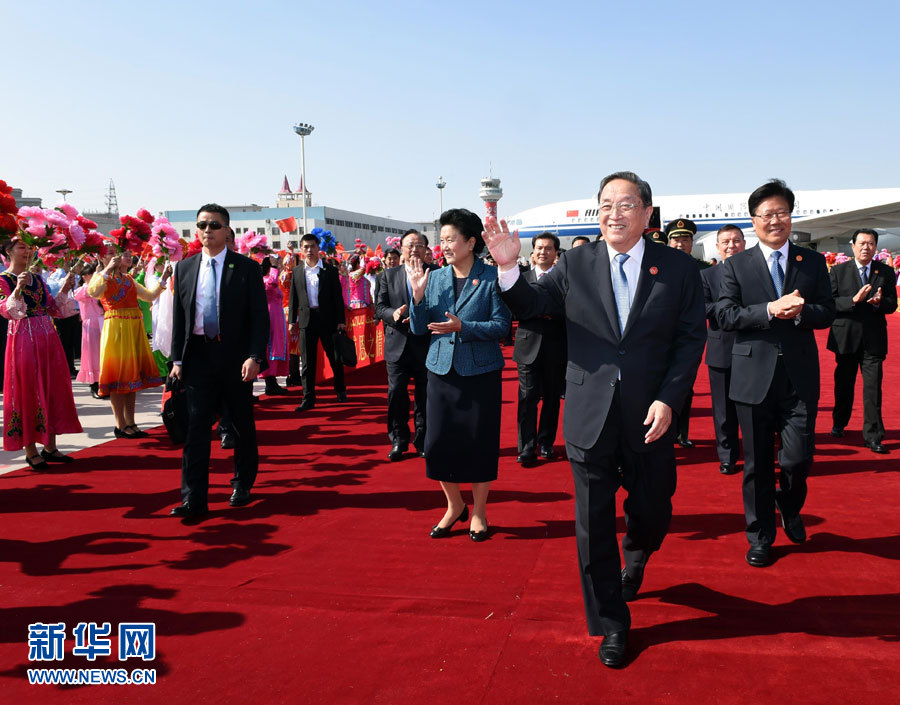  9月25日，以中共中央政治局常委、全國(guó)政協(xié)主席俞正聲為團(tuán)長(zhǎng)的中央代表團(tuán)飛抵烏魯木齊，出席新疆維吾爾自治區(qū)成立60周年慶?；顒?dòng)。新華社記者 饒愛(ài)民 攝
