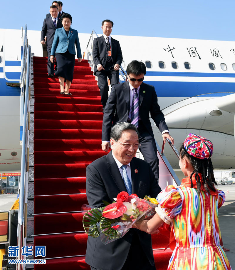 9月25日，以中共中央政治局常委、全國(guó)政協(xié)主席俞正聲為團(tuán)長(zhǎng)的中央代表團(tuán)飛抵烏魯木齊，出席新疆維吾爾自治區(qū)成立60周年慶?；顒?dòng)。新華社記者 饒愛(ài)民 攝