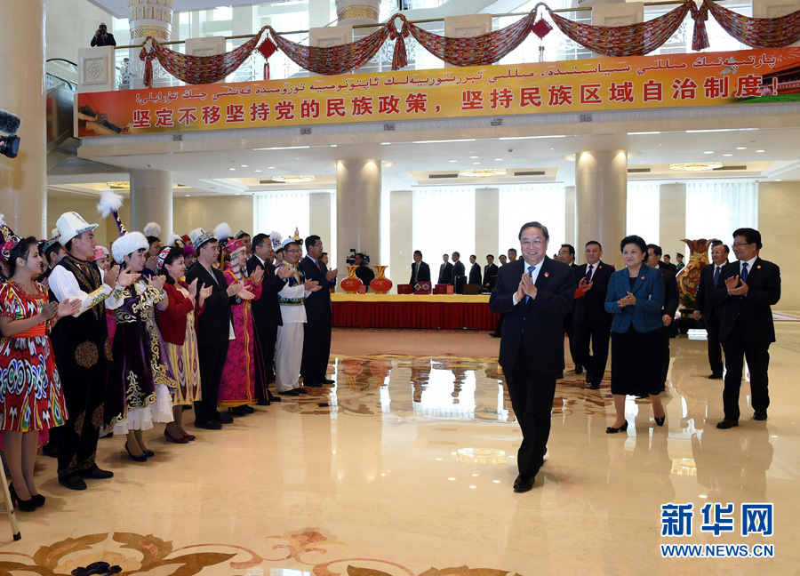 9月25日，中共中央政治局常委、全國政協(xié)主席、中央代表團(tuán)團(tuán)長俞正聲率中央代表團(tuán)出席向新疆維吾爾自治區(qū)贈送紀(jì)念品儀式。 新華社記者饒愛民 攝 