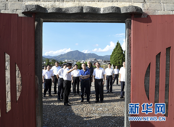 9月24日至26日，中共中央政治局常委、中央紀(jì)委書記王岐山在福建調(diào)研。這是9月24日，王岐山在上杭縣古田鎮(zhèn)參觀古田會(huì)議會(huì)址。新華社記者張鐸攝