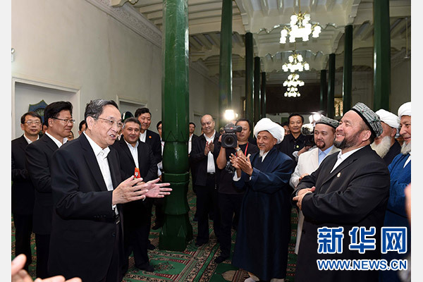 9月26日，中共中央政治局常委、全國政協(xié)主席、中央代表團團長俞正聲率中央代表團部分成員赴喀什看望各族干部群眾。這是俞正聲等來到喀什市艾提尕爾清真寺，與喀什地區(qū)宗教人士代表交流。新華社記者 饒愛民 攝  