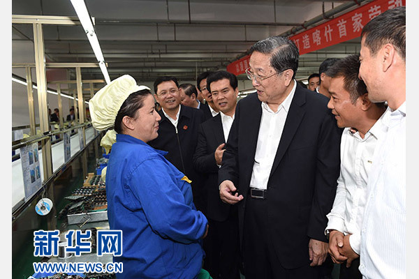 這是俞正聲等在喀什經(jīng)濟開發(fā)區(qū)深圳產(chǎn)業(yè)園視察電子產(chǎn)品生產(chǎn)線，并與現(xiàn)場工人親切交流。新華社記者 饒愛民 攝
