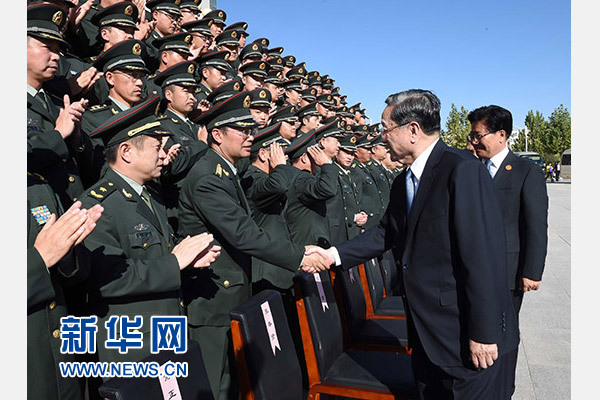 這是俞正聲等赴南疆軍區(qū)慰問，會見官兵代表。新華社記者 饒愛民 攝