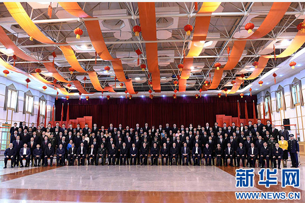 這是俞正聲同喀什地區(qū)有關(guān)負責(zé)同志、各界人士代表、援疆干部代表合影留念。新華社記者 饒愛民 攝