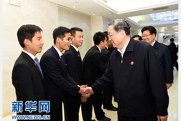 這是俞正聲會見在喀什地區(qū)鄉(xiāng)鎮(zhèn)工作的內(nèi)地高校畢業(yè)生代表。新華社記者 饒愛民 攝