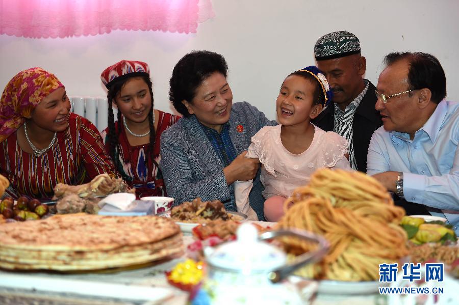 9月26日，中共中央政治局委員、國務(wù)院副總理、中央代表團(tuán)副團(tuán)長劉延?xùn)|率中央代表團(tuán)分團(tuán)到和田地區(qū)看望慰問各族干部群眾。這是劉延?xùn)|在和田市團(tuán)結(jié)新村與維吾爾族群眾在一起。新華社記者張領(lǐng)攝