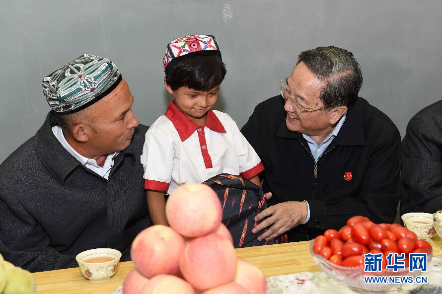 9月27日，中共中央政治局常委、全國政協(xié)主席、中央代表團(tuán)團(tuán)長俞正聲率中央代表團(tuán)部分成員赴喀什地區(qū)莎車縣看望各族干部群眾。這是俞正聲到新疆生產(chǎn)建設(shè)兵團(tuán)第三師莎車農(nóng)場維吾爾族團(tuán)場職工家中看望，并向小朋友贈送學(xué)習(xí)用品。新華社記者 饒愛民 攝
