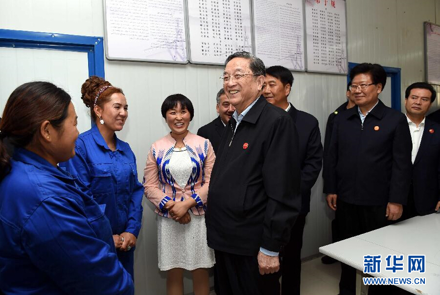 9月27日，中共中央政治局常委、全國政協(xié)主席、中央代表團(tuán)團(tuán)長俞正聲率中央代表團(tuán)部分成員來到新疆英吉沙縣喀什中興手套有限公司考察。新華社記者 饒愛民 攝 