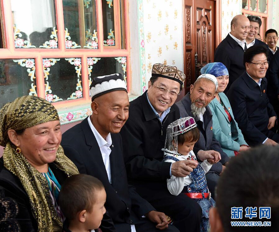 9月27日，中共中央政治局常委、全國政協(xié)主席、中央代表團(tuán)團(tuán)長俞正聲率中央代表團(tuán)部分成員赴喀什地區(qū)莎車縣看望各族干部群眾。這是俞正聲在莎車縣艾力西湖鎮(zhèn)21村看望維吾爾族村民阿布來提·阿不力孜一家。新華社記者 饒愛民 攝