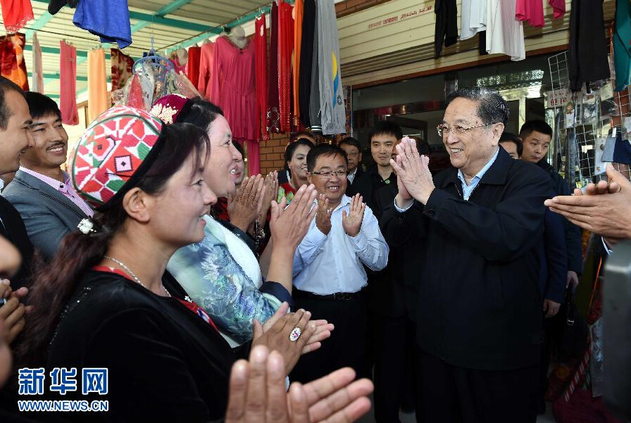 9月27日，中共中央政治局常委、全國政協(xié)主席、中央代表團(tuán)團(tuán)長俞正聲率中央代表團(tuán)部分成員赴喀什地區(qū)莎車縣看望各族干部群眾。這是俞正聲在莎車縣艾力西湖鎮(zhèn)21村看望慰問維吾爾族群眾。新華社記者 饒愛民 攝