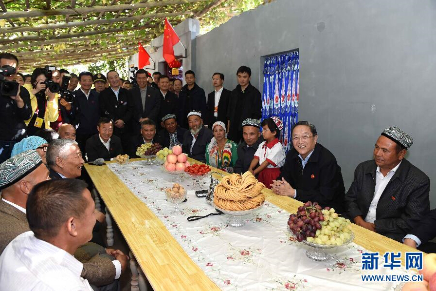 9月27日，中共中央政治局常委、全國政協(xié)主席、中央代表團(tuán)團(tuán)長俞正聲率中央代表團(tuán)部分成員赴喀什地區(qū)莎車縣看望各族干部群眾。這是俞正聲到新疆生產(chǎn)建設(shè)兵團(tuán)第三師莎車農(nóng)場維吾爾族團(tuán)場職工家中看望。新華社記者 饒愛民 攝