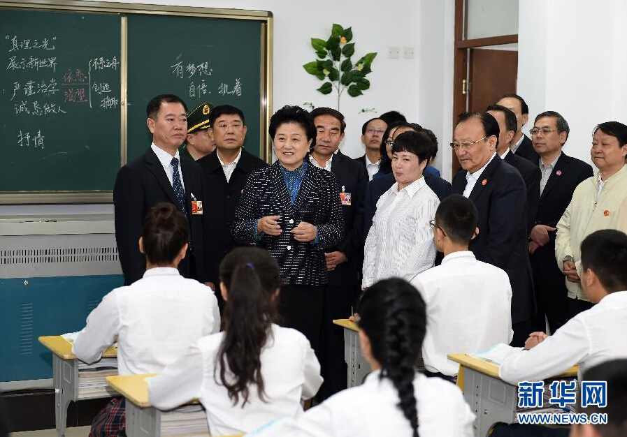 9月27日，中共中央政治局委員、國(guó)務(wù)院副總理、中央代表團(tuán)副團(tuán)長(zhǎng)劉延?xùn)|率中央代表團(tuán)分團(tuán)，帶著黨中央、國(guó)務(wù)院的親切關(guān)懷和全國(guó)各族人民的深切情誼，來(lái)到和田地區(qū)、阿克蘇地區(qū)慰問(wèn)各族干部群眾，并祝賀大家中秋節(jié)快樂(lè)。這是劉延?xùn)|視察對(duì)口援建的和田天津中學(xué)。新華社記者 張領(lǐng) 攝